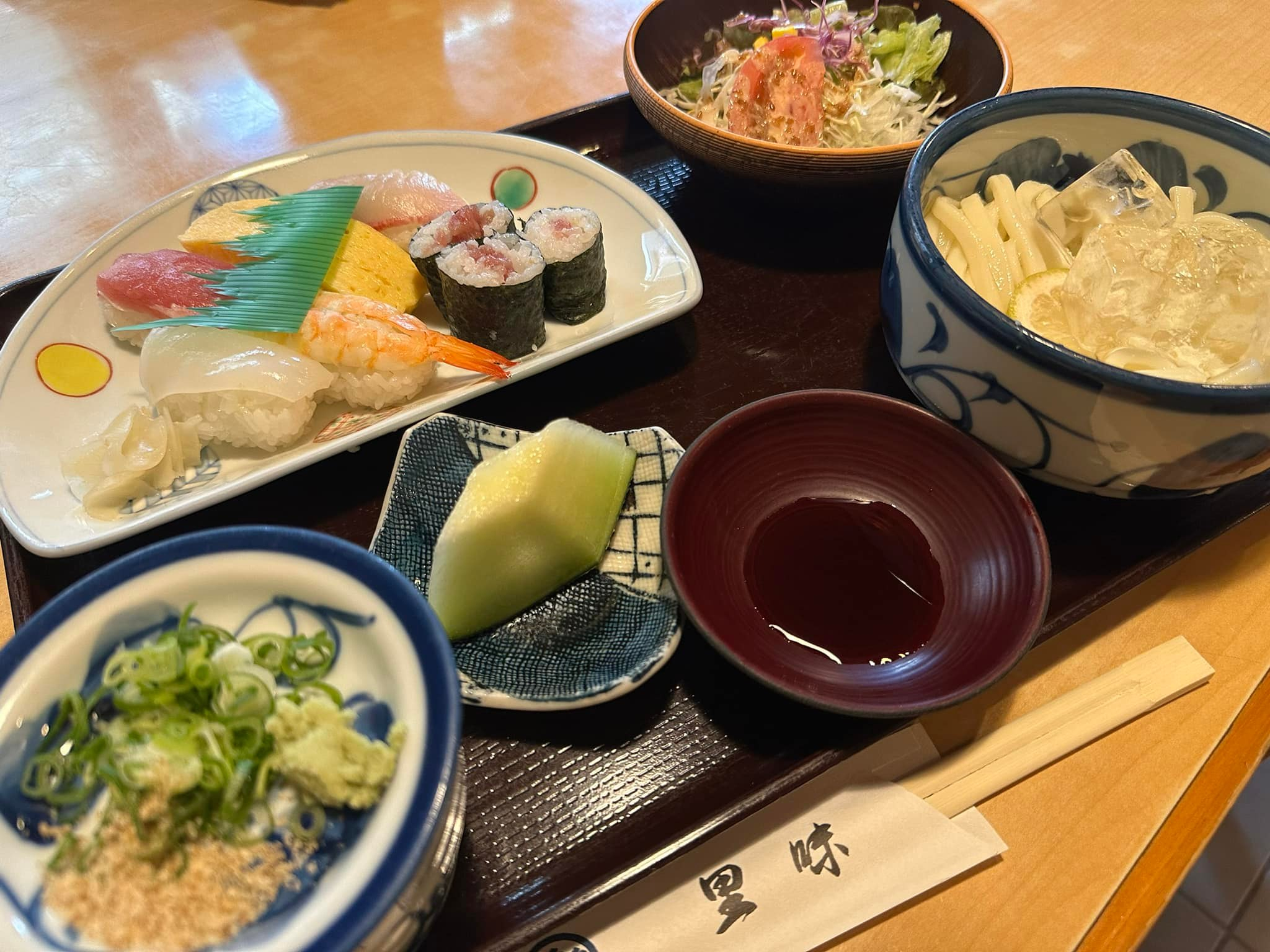 お客様に留守番を頼んでランチ😋🥢